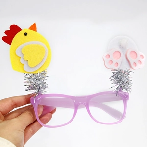 Detalle de gafas de Pascua con pollito amarillo y patas de conejo en fieltro decorativo