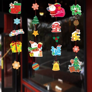 Détail de décorations de Noël à suspendre avec motifs Père Noël et bonhomme de neige