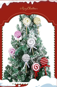Détail de sucettes décoratives en mousse à paillettes avec nœuds pour sapin de Noël