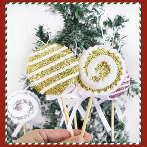 Détail de décorations sucettes de Noël scintillantes avec paillettes or, argent et roses
