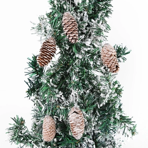 Details von fünf natürlichen Tannenzapfen-Anhängern mit Schneeeffekt am Weihnachtsbaum