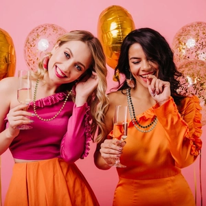 Colliers de perles dorées et noires pour les fêtes du Nouvel An et de Noël