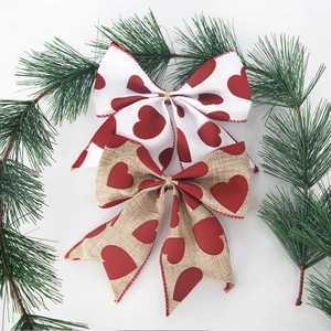Détail de nœuds à motifs cœurs en tissu blanc et toile de jute pour déco Saint-Valentin