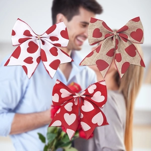 Trois nœuds décoratifs aux motifs de cœurs pour emballage cadeau de Saint-Valentin
