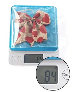 Détail d'un nœud en toile de jute avec cœurs sur balance pesant 8,4 grammes