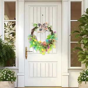 Ghirlanda decorativa pasquale con uova colorate, fogliame verde e fiocco con coniglietto