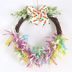 Dettaglio ghirlanda pasquale in rattan con fiocco carota e paillettes colorate a coniglio