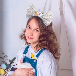 Serre-tête de Pâques avec nœud à paillettes argentées, lapin en peluche et carotte