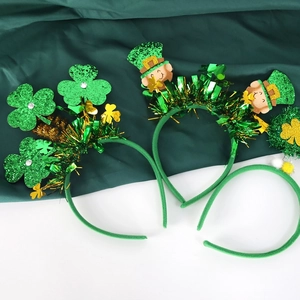 Détail de trois serre-têtes de la Saint-Patrick avec trèfles verts et chapeaux de leprechaun