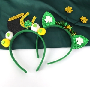 Détail de serre-têtes de la Saint-Patrick avec trèfle vert, fer à cheval et oreilles de chat