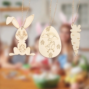 Detail van houten Pasen hangers in de vorm van konijn, ei en wortel met henneptouw
