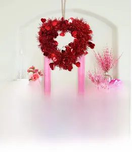 Detail of red PET heart-shaped Valentine's wreath with product dimensions 36x44cm