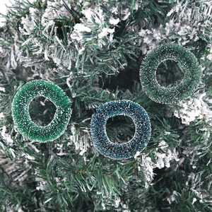 Mini Couronne de Noël Décoration Aiguille de Pin Artificielle Avec Nœud Cloche Petits Ornements Suspendus Enneigés pour Arbre de Noël Bricolage Artisanat Maison Fête Décoration