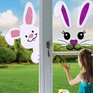 Detailansicht der Osterhasen-Filzaufkleber mit rosa und lila Glitzer auf einer Glasscheibe