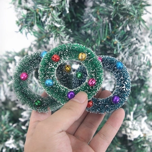 Mini Couronne de Noël Ornements Suspendus Avec Cloches Colorées Nœud Rouge Aiguille de Pin Artificielle Flocage de Neige Décoration de Sapin pour Fête de Noël Maison Décor