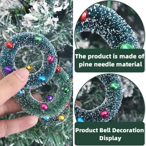 Mini couronne de Noël avec cloches colorées et aiguilles de pin givrées pour décoration