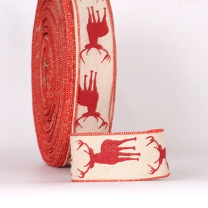 Detail der Weihnachtsschleife aus Sackleinen mit rotem Rand und Rentier-Motiven