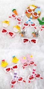 Detalle de gafas coloridas para Pascua con decoraciones de fieltro de conejo y pollito