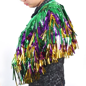 Détail de la cape à franges métalliques vert or et violet pour costumes de fête de carnaval