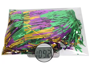 Détail des franges en clinquant violet vert et or pesant 109,2 g sur une balance précise