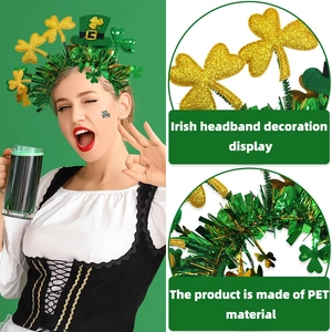 Detailansicht des grünen Stirnbands mit goldenen Kleeblättern und Pailletten-Zylinder