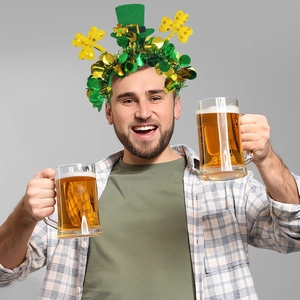 Nahaufnahme vom St. Patricks Day Haarreif mit grünen Pailletten und goldener Kleeblatt-Mütze