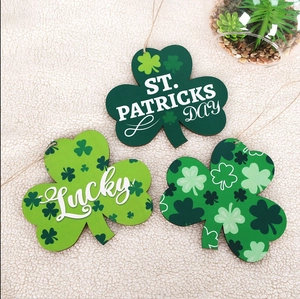 Détail de pendentifs en bois de trèfle pour la Saint-Patrick avec texte Lucky et ficelle