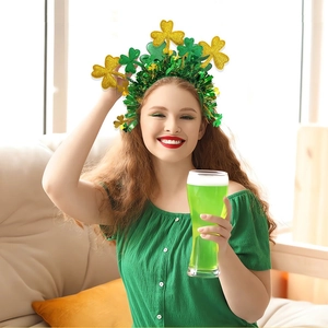 Detail von St. Patricks Day Haarreif mit grünem Lametta und goldenen Kleeblättern