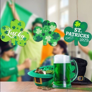 Détail macro des ornements de trèfle en bois de la Saint-Patrick avec texte Lucky et pièces