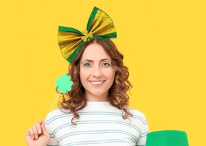 Detail eines St. Patrick's Day Haarreifs mit grün-goldenen Pailletten und Kleeblatt-Bogen