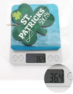 Vue détaillée du trèfle en bois de la Saint-Patrick sur une balance pesant 36,4 g