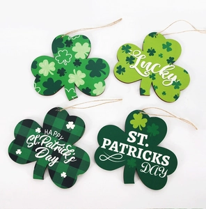 Détails de quatre ornements trèfles en bois pour la Saint-Patrick aux motifs verts