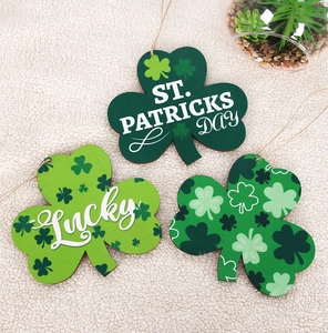 Détail des ornements de trèfle en bois de la Saint-Patrick sur fausse fourrure blanche