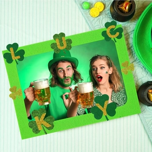 St. Patrick's Day fotolijst van groen vilt met gouden klaver voor feestaccessoires