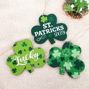 Lot de 3 décorations de trèfle en bois pour la Saint-Patrick sur fond de peluche blanche