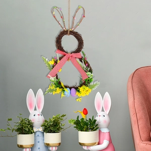 Ghirlanda di Pasqua in rattan con luci, fiocco e uova colorate per decorazione murale