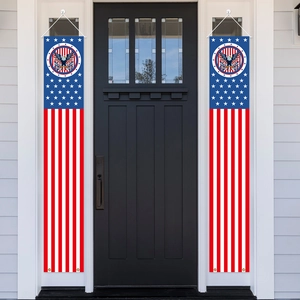 Bannières patriotiques du 4 juillet avec aigle et rayures sur la porte d'entrée