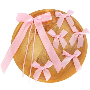 Set di fiocchi in raso rosa per decorazioni fai-da-te su vassoio in legno naturale