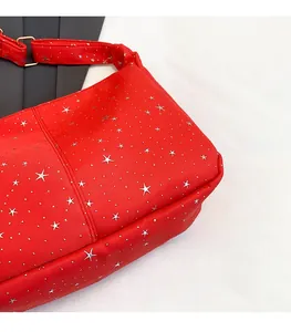 Détail du sac cabas rouge à paillettes avec étoiles argentées et bandoulière réglable