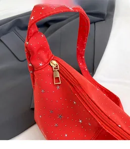 Gros plan du sac fourre-tout rouge à paillettes avec étoiles argentées et zip en métal doré