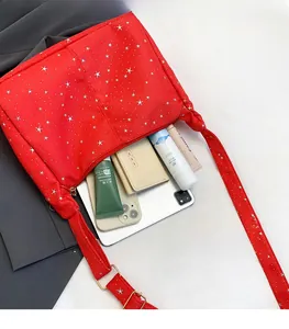 Vue de dessus du sac fourre-tout rouge à motifs d'étoiles montrant l'intérieur spacieux