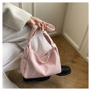 Détail du sac cabas rose avec motif d'étoiles argentées et poignée en tissu intégrée