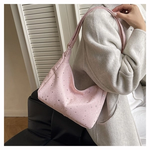 Détail du sac bandoulière rose en croissant avec imprimés étoiles argentées sur tissu