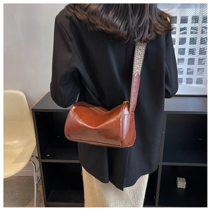 Sac boston en cuir marron avec large bandoulière en jacquard au motif ethnique chic