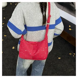 Grand sac cabas rouge avec motifs étoiles argentées et bandoulière réglable