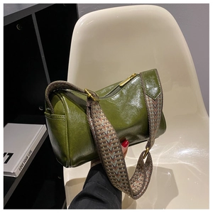 Sac bandoulière cylindrique vert olive en cuir brillant avec large sangle tissée