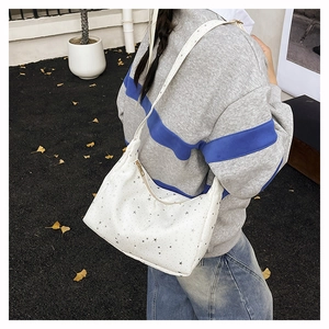 Détail du sac à bandoulière blanc à motifs d'étoiles avec texture en PU et zip en métal