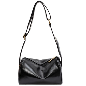Sac Boston chic en cuir noir brillant avec bandoulière géométrique tissée tendance 2024