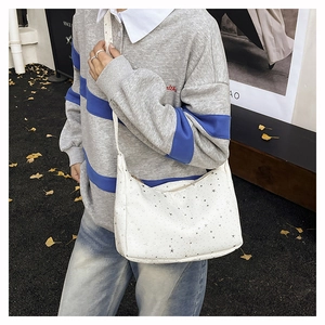 Sac fourre-tout blanc à motifs d'étoiles noires avec longue bandoulière en extérieur