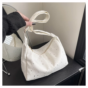 Sac croissant blanc avec motifs étoiles argentées et bandoulière réglable